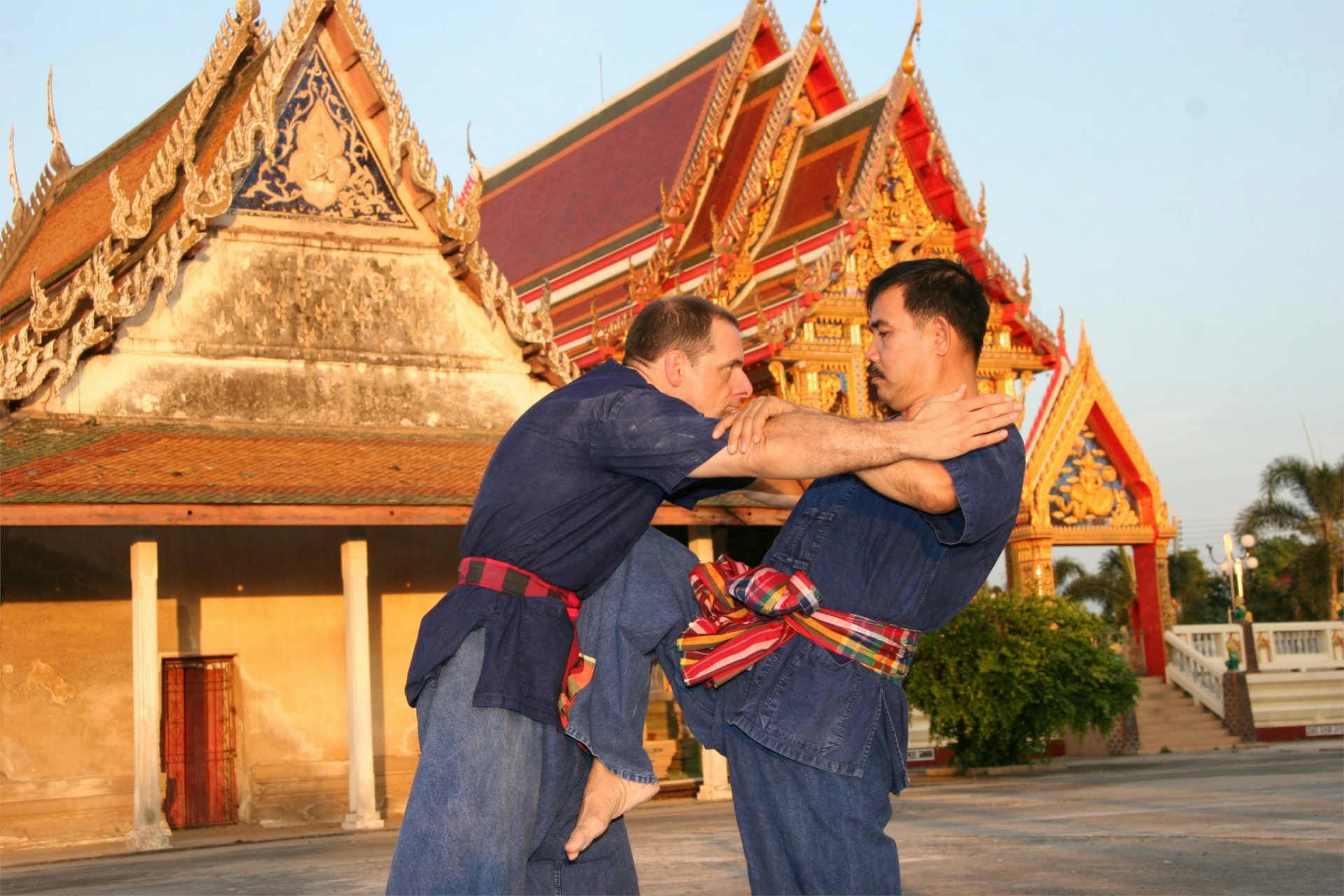 muay thai ralf hasenohr mit amnat vor einem tempel in thailand
